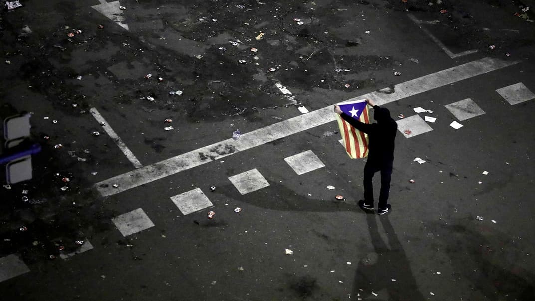 Протестувальник тримає прапор на центральній площі Барселони Пласа-д'Уркінаона, Іспанія, 19 жовтня 2019 року