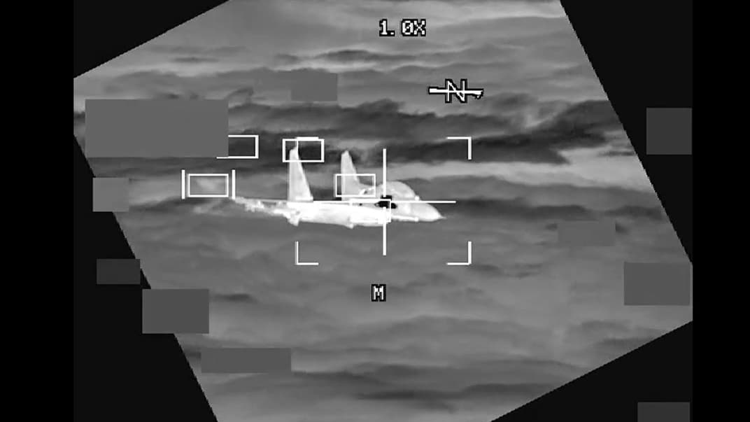 Китайський літак, із яким ледь не зіткнувся американський винищувач у небі над Південнокитайським морем 24 жовтня