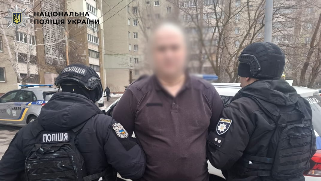 Поліція затримала чоловіка, який глузував з меморіалу загиблим захисникам на Майдані Поліція затримала чоловіка, який глузував з меморіалу загиблим захисникам на Майдані