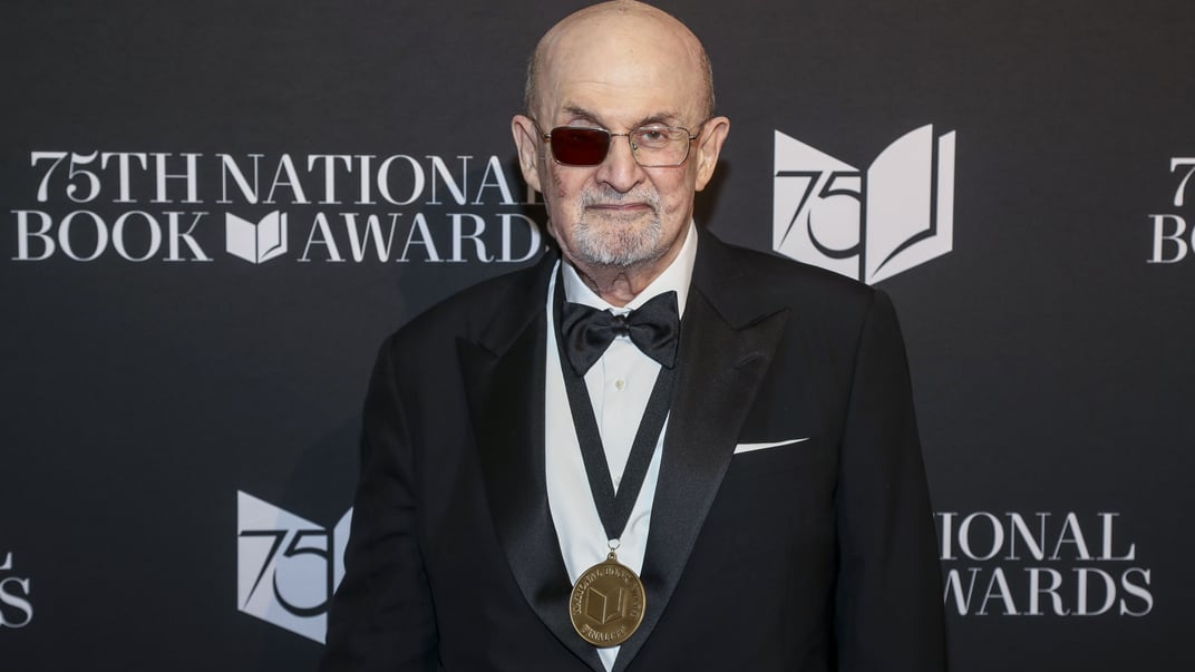 Писатель Салман Рушди посещает 75 церемонию вручения американской Национальной книжной премии в Нью-Йорке, 20 ноября 2024 года