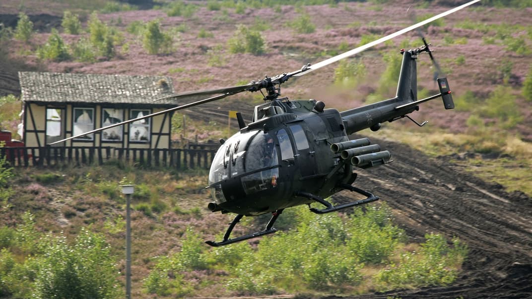 Німецький BО 105 у польоті