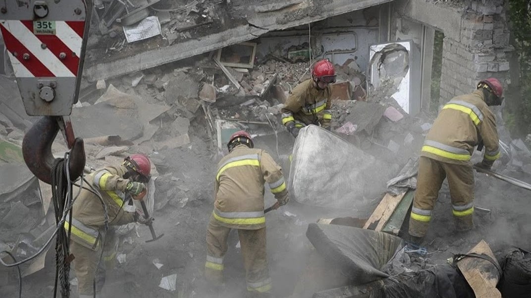 Рятувальники розбирають завали на місці російського влучання у Миколаєві в ніч проти 25 травня