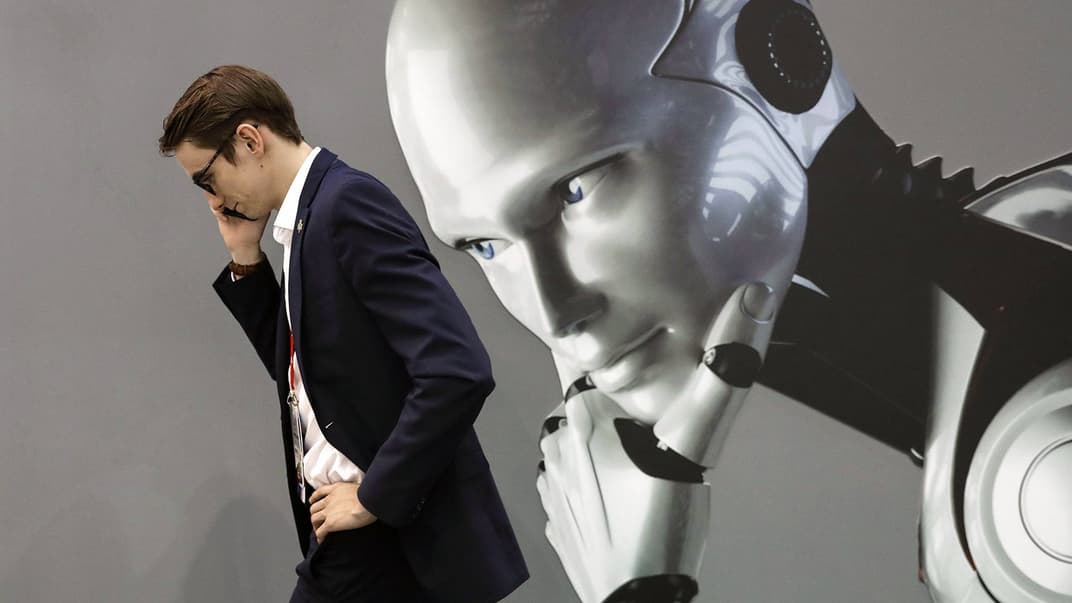 Світовий запас рідкоземельних металів безповоротно вичерпується через масове використання їх для виробництва деталей смартфонів (на фото — чоловік із смартфоном на Міжнародному конгресі мобільних технологій у Барселоні, Іспанія, 28 лютого 2018 року)