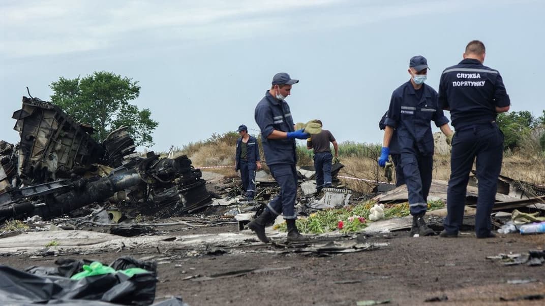 Робота рятувальників на місці падіння літака