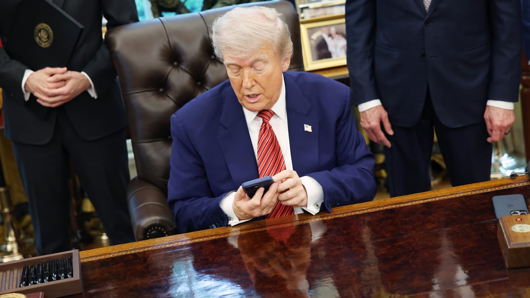 Президент США Дональд Трамп тримає iPhone в Овальному кабінеті Білого дому