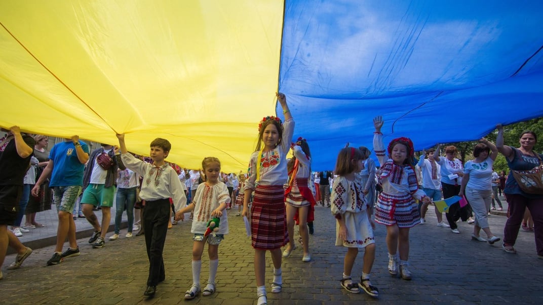 Ілюстративне фото. Діти тримають розгорнутий прапор України під час мегамаршу у вишиванках в Одесі, 19 травня 2018 року
