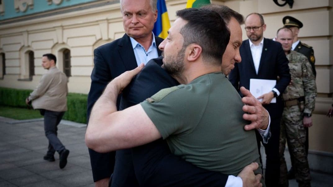 Президенты Украины и Польши Владимир Зеленский и Анджей Дуда обнимаются во время встречи в Киеве 28 июня 2023 года. Иллюстративное фото