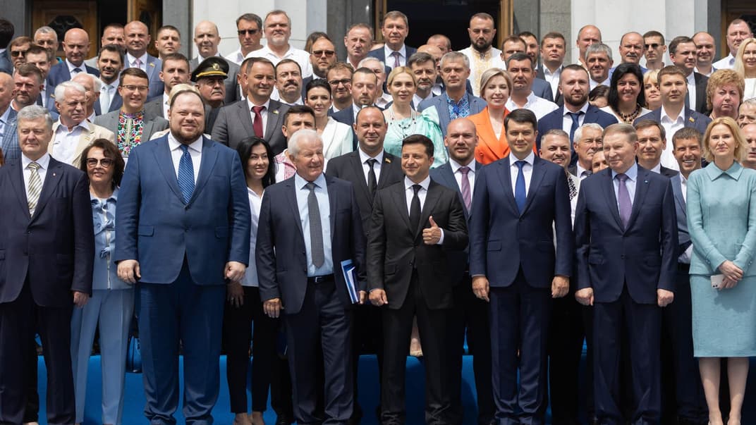 Совместная фотография после торжественного заседания Верховной Рады, посвященного 25-летию принятия Конституции Украины