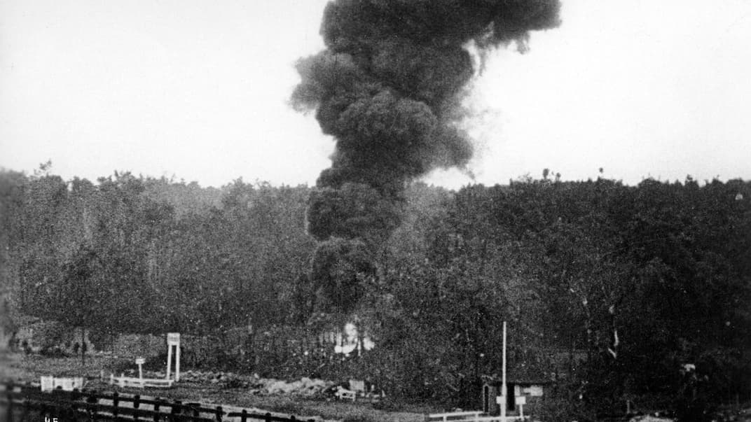 Кадр із німецького пропагандистського фільму Feldzug in Polen, знятого під час вторгнення у Польщу у вересні 1939 року. Пожежа в лісі біля військового складу на Вестерплатте