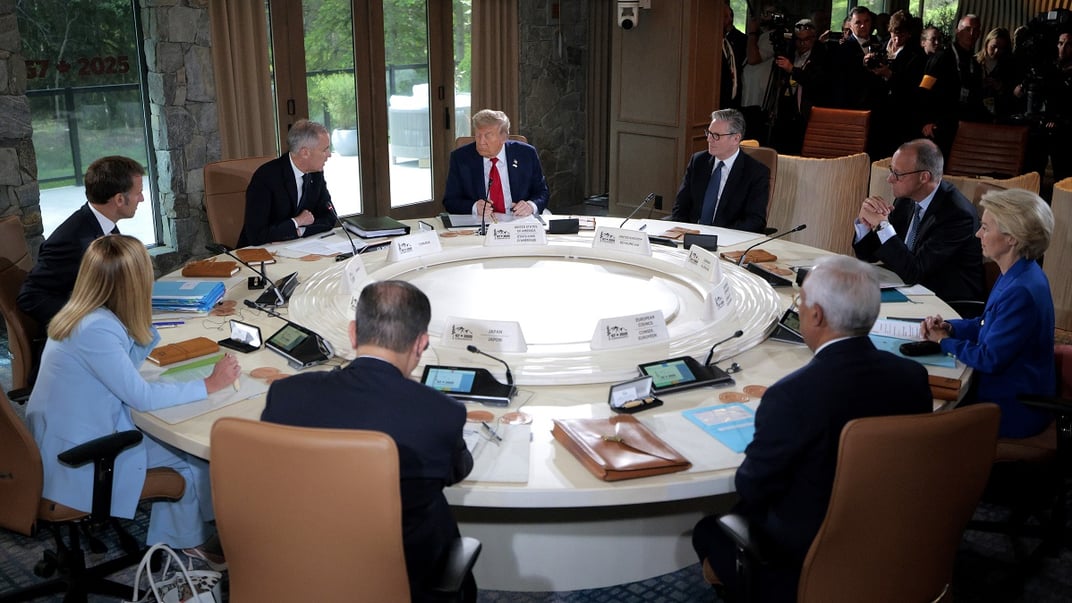 Лідери Італії, Франції, Канади, США, Великої Британії, Німеччини, Японії та Європейського союзу беруть участь у зустрічі на саміті лідерів G7 у Канаді