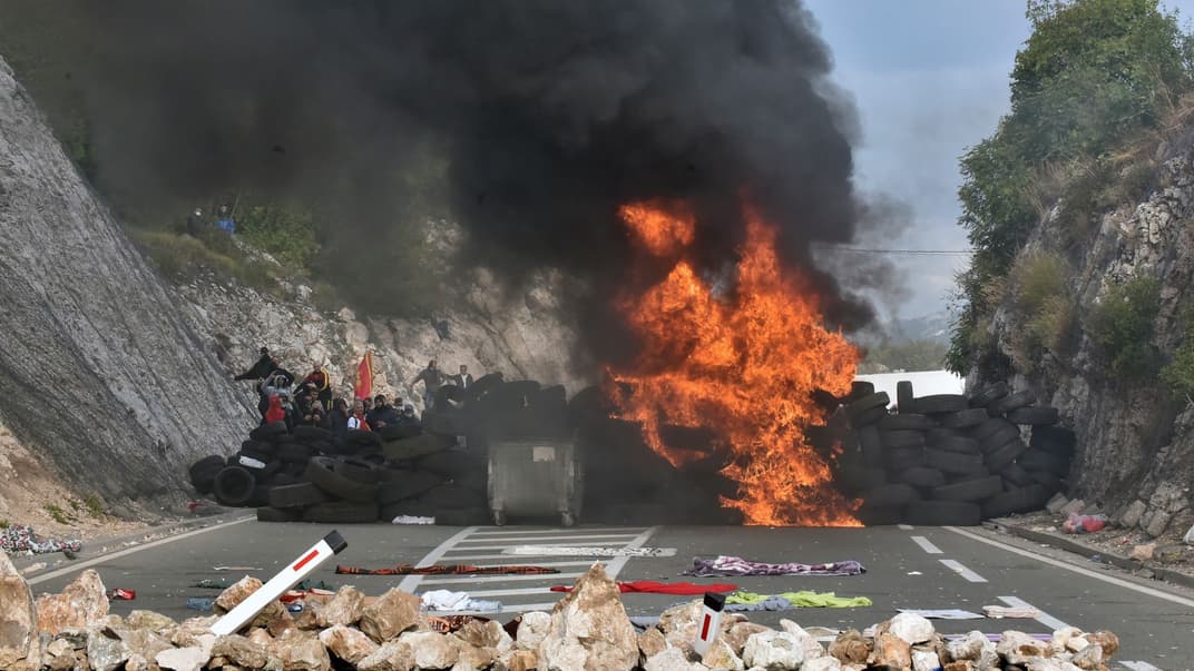 Протестующие подожгли шины на въезде в Цетине, 5 сентября 2021 года