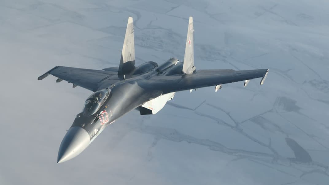 Иллюстративное фото. российский истребитель Су-35 во время отработок дозаправки, 16 декабря 2018 года