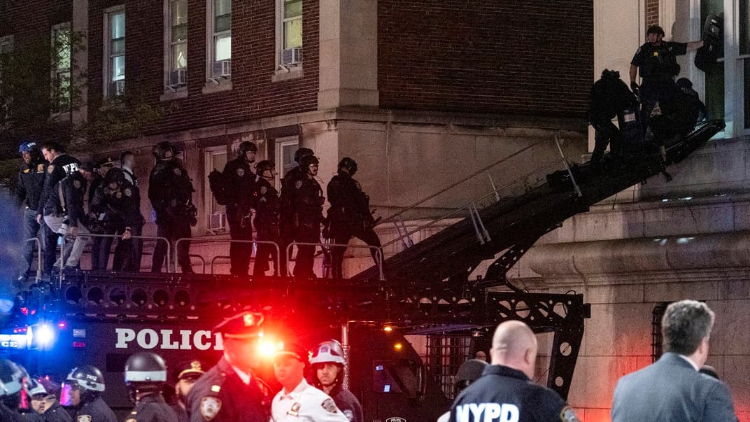 Поліціянти використовують автомобіль з драбиною, щоб дістатися до верхнього поверху захопленої будівлі Колумбійського університету, 30 квітня 2024 року