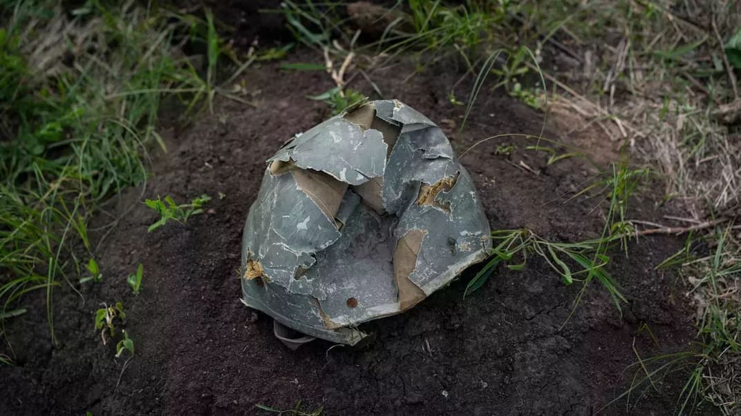 Каска російського солдата лежить в окопі в селі Мала Рогань, Харківська область, 16 травня 2022 року