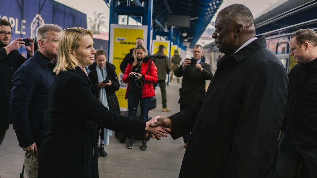 Посол США в Україні Бріджит Брінк зустрічає очільника Пентагону Ллойда Остіна в Києві 20 листопада