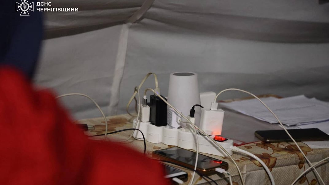 Телефони на зарядці у "Пункті незламності" в Чернігові, 21 жовтня 2025 року