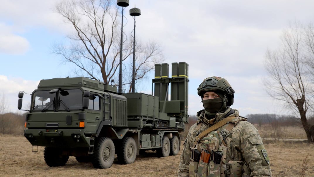Ілюстративне фото. Військовий біля пускової установки зенітного ракетного комплексу IRIS-T