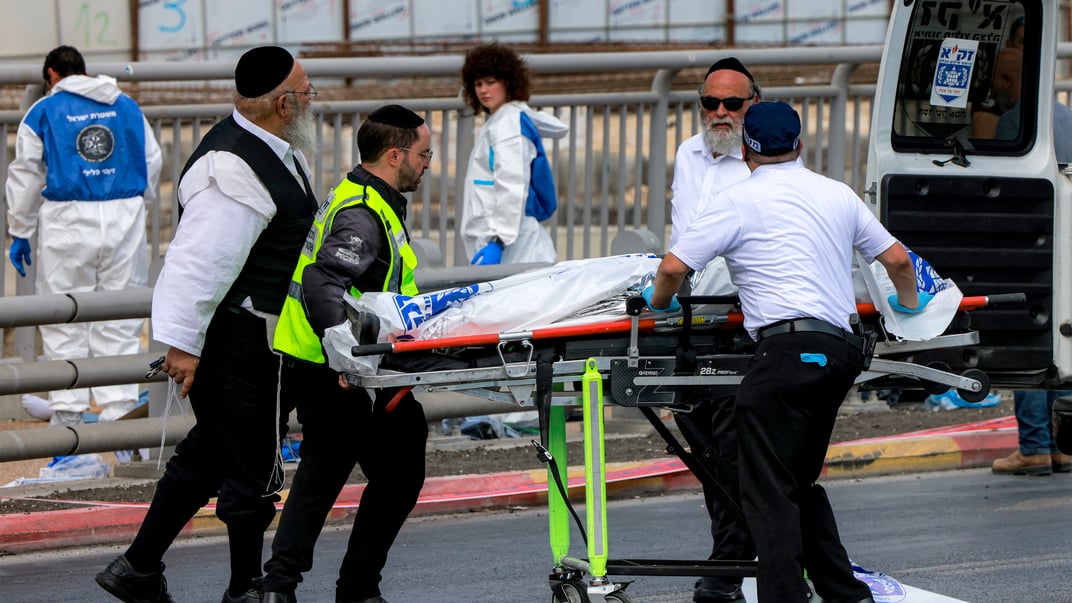 Ізраїльські рятувальники транспортують тіло з місця стрілянини в Єрусалимі, 8 вересня 2025 року