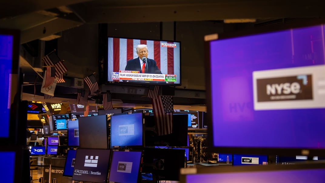 Трансляція виступу президента США Дональда Трампа, коли він оголосив про запровадження мит, на Нью-Йоркській фондовій біржі, 2 квітня 2025 року