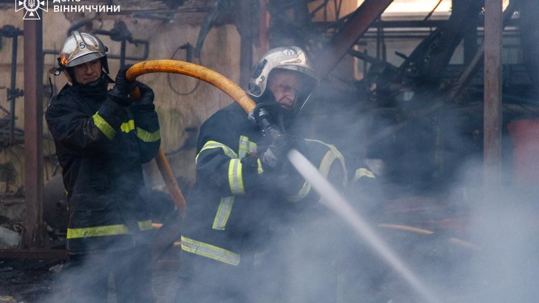 Пожежники ДСНС на місці російського удару по Вінниці
