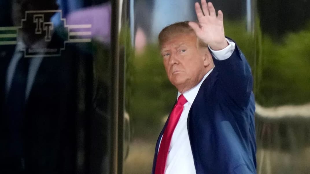 Колишній президент США Дональд Трамп прибуває до Trump Tower у Нью-Йорку, 3 квітня 2023 року