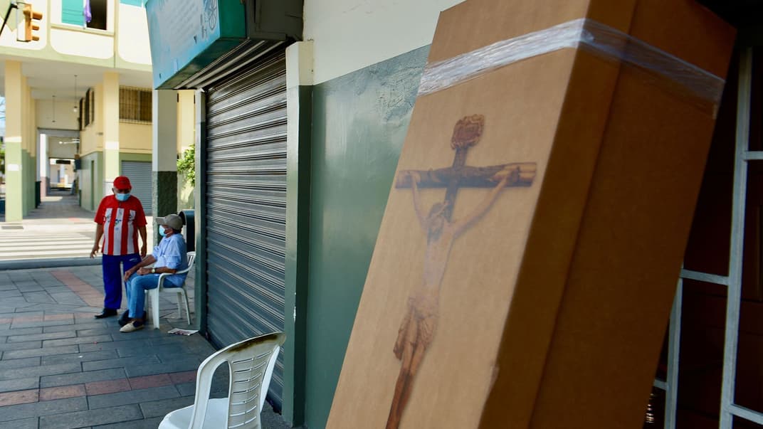 В Еквадорі через коронавірус в моргах не вистачає місць, а померлих ховають в картонних домовинах, 5 квітня 2020 року.