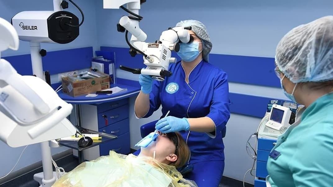 Кариес и трещины на зубах: почему разрушается зубная эмаль и как ее восстановить