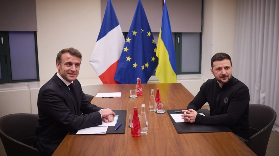 Емманюель Макрон під час зустрічі з Володимиром Зеленським у Брюсселі, грудень 2024 року