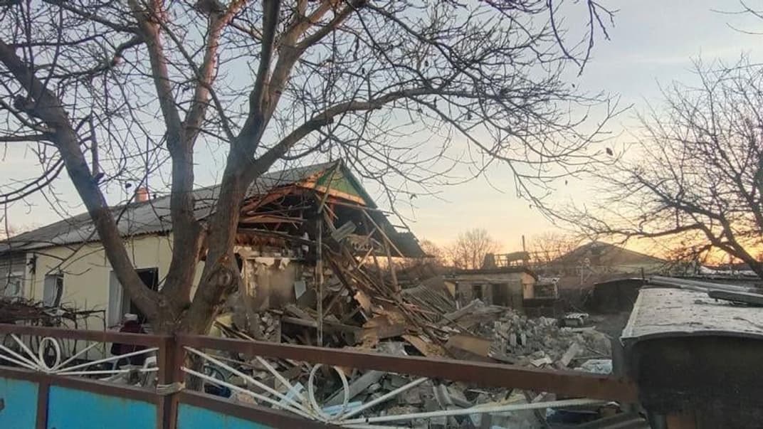 Під час обстрілу Невельського бойовики зруйнували два житлових будинки, з-під завалів врятували двох людей