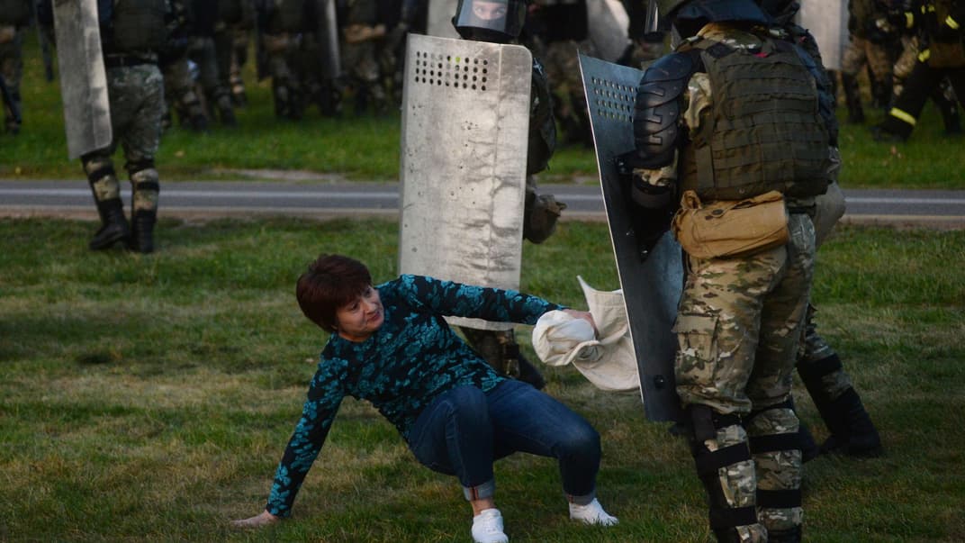Жінка впала перед білоруськими поліцейськими під час мітингу, Мінськ, 23 вересня 2020 року