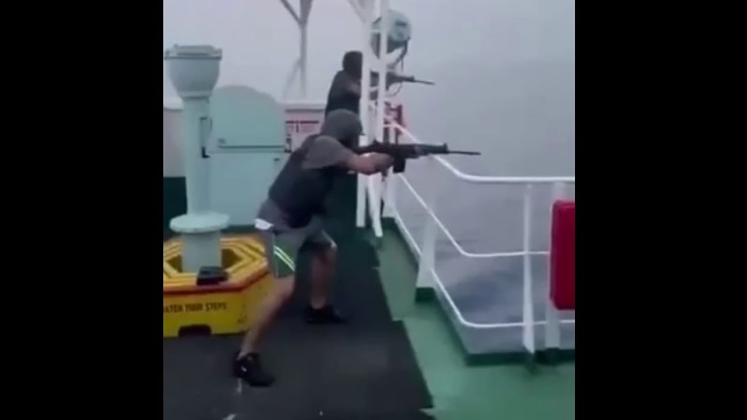 Люди на судне стреляют в сторону морского беспилотника