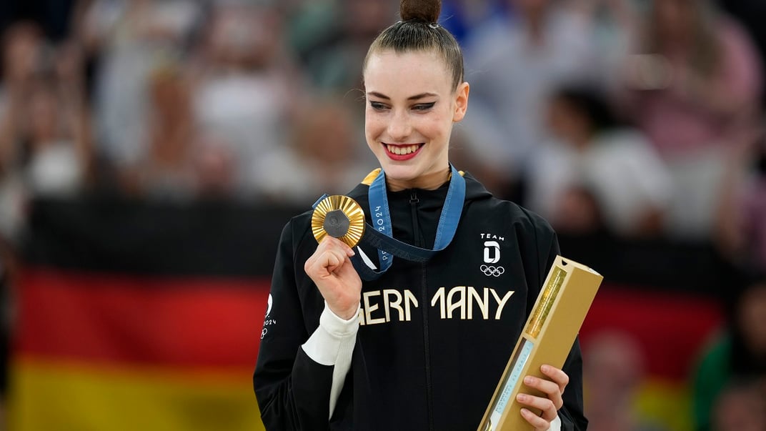 Золота медалістка Дар’я Варфоломеєв з Німеччини позує зі своєю медаллю в індивідуальному багатоборстві з художньої гімнастики на літніх Олімпійських іграх в Парижі, 9 серпня 2024 року