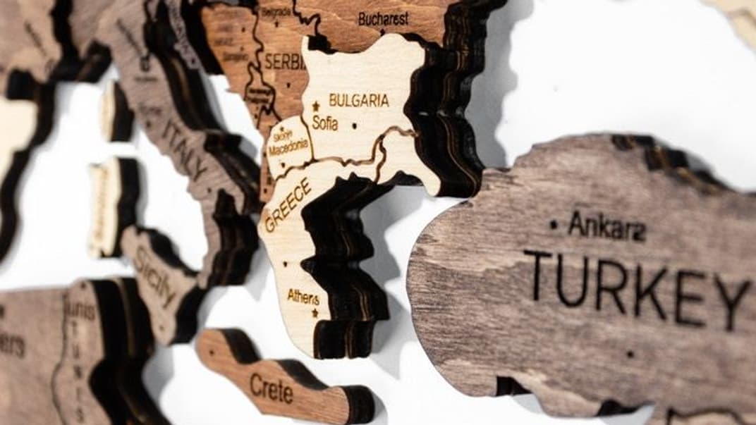 Украинцы собрали на краудфандинге в 31 раз больше, чем нужно, для производства деревянных карт мира