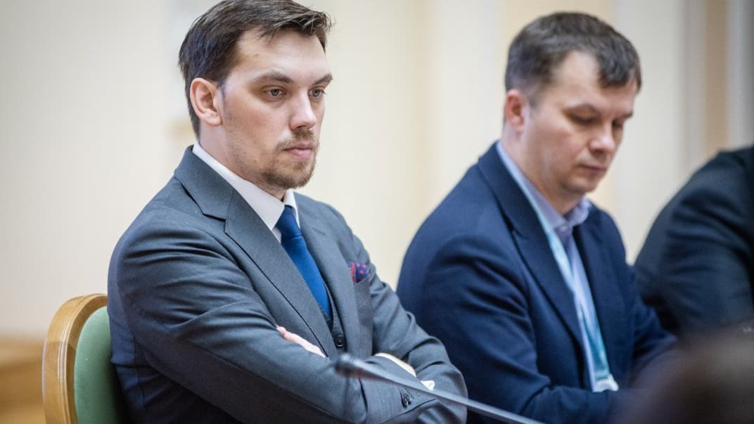 Премьер-министр Украины Алексей Гончарук во время совещания по реформированию деятельности Госгеокадастра, в Киеве, 11 ноября 2019 года