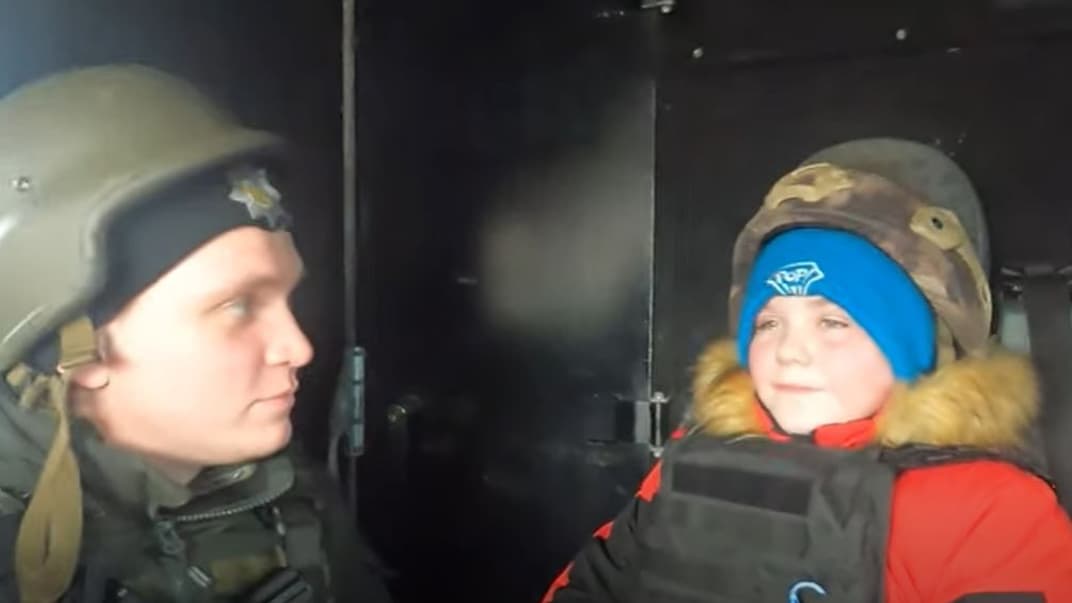 Полицейские спасли из Авдеевки мальчика, опекуны которого не хотели эвакуироваться