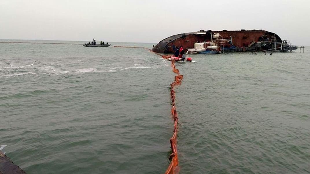 Установка боновых заграждений вокруг танкера «Делфи», 27 ноября 2019 года
