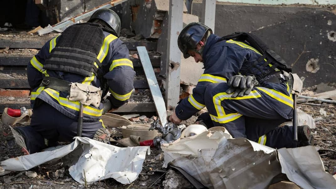 Рятувальники ліквідовують наслідки ракетного удару по Миколаєву 27 березня