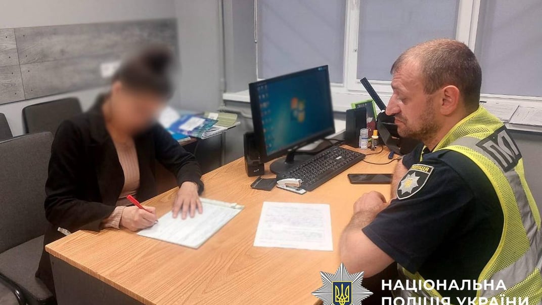 Жінка, яка слухала російську музику