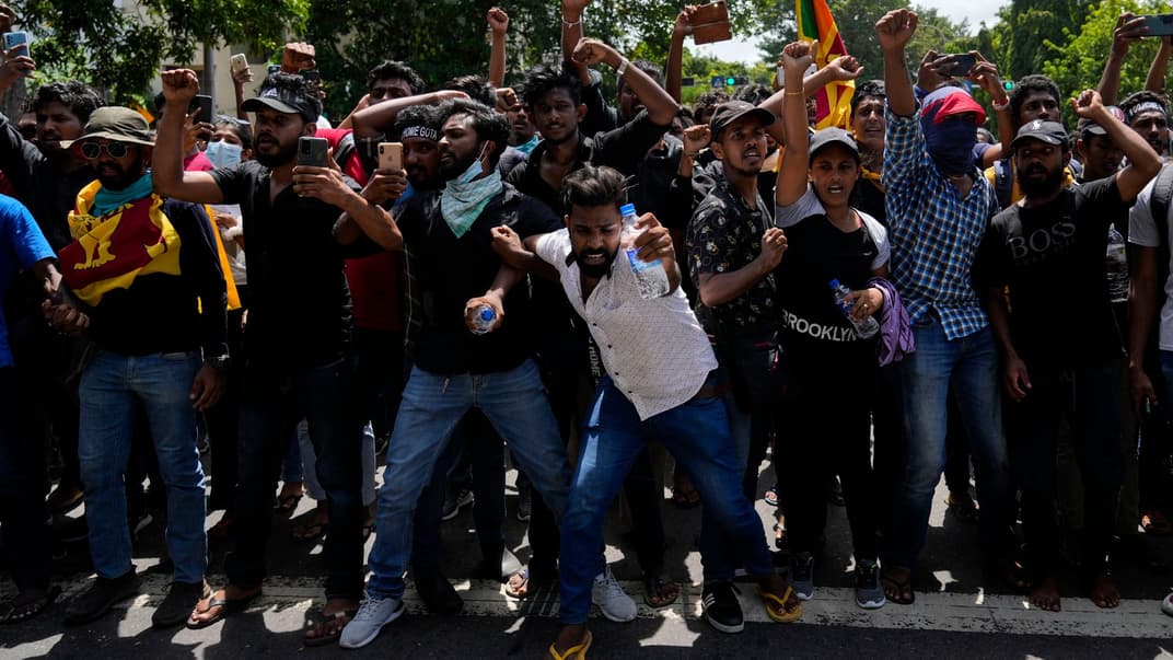 Протестувальники вигукують гасла перед штурмом офісу прем’єр-міністра Шрі-Ланки Раніла Вікремесінгхе, 13 липня 2022 року