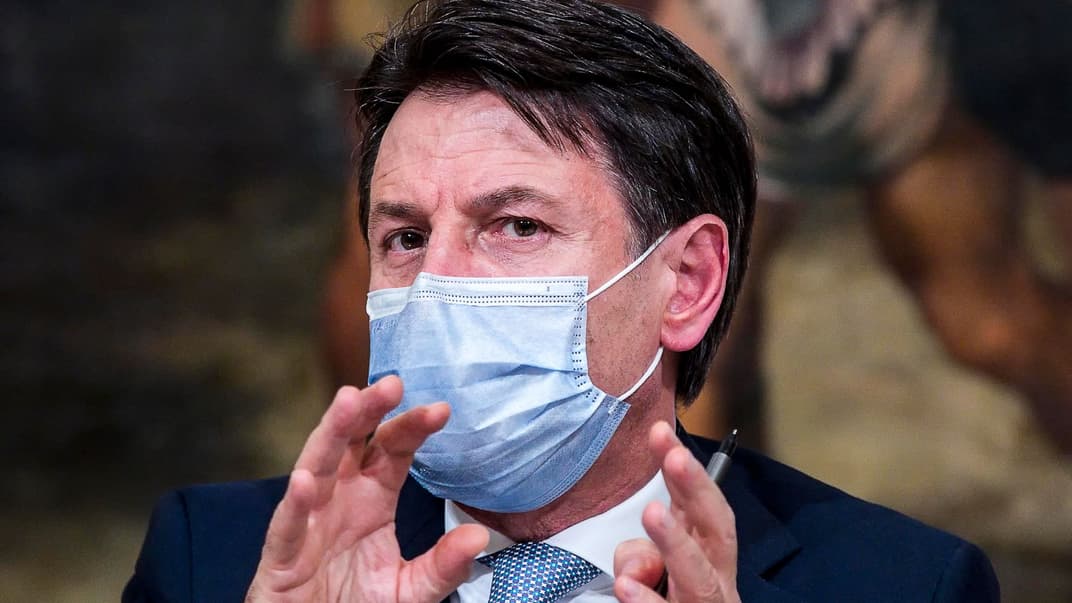 Прем'єр-міністр Італії Джузеппе Конте бере участь у пресконференції, присвяченій новим карантинним заходам у країні, Рим, 4 листопада 2020 року