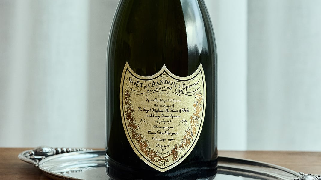 Пляшка шампанського, спеціально виготовлена для весілля леді Діани Спенсер та Чарльза, принца Вельського