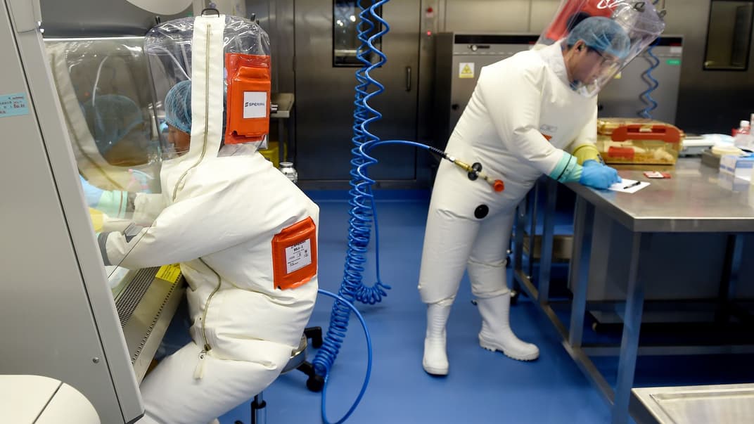 Дослідники працюють у лабораторії Уханського інституту вірусології в Китаї, 23 лютого 2017 року
