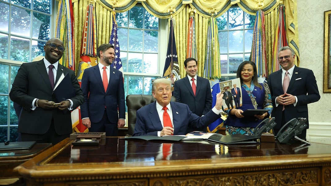 Президент США Дональд Трамп під час зустрічі з міністром закордонних справ Руанди Олів`є Ндухунгірехе та міністеркою закордонних справ Демократичної Республіки Конго Терезою Кайіквамба Вагнер