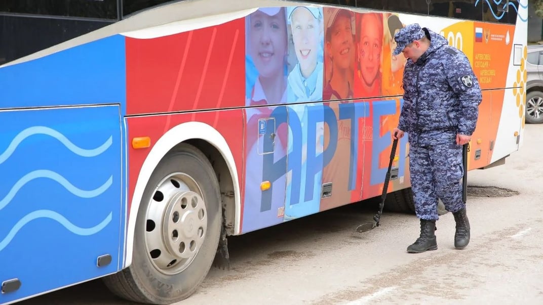 Автобус дитячого табору «Артек» в окупованому Криму Ілюстративне фото. Автобус дитячого табору «Артек» в окупованому Криму