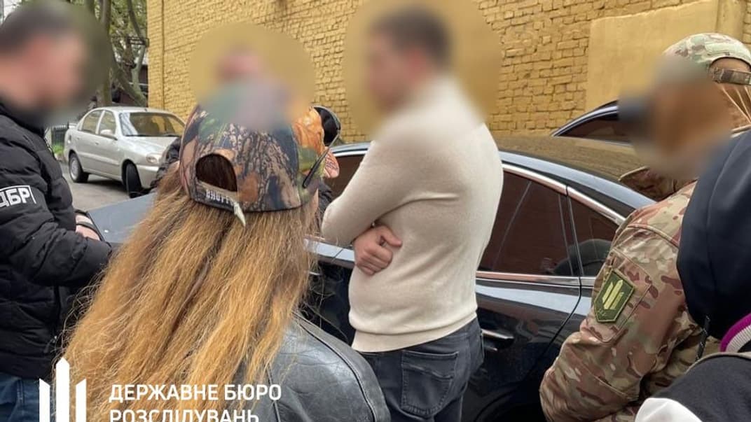 За оперативною інформацією, люди, які не мають жодного стосунку до правоохоронних органів, представлялись працівниками ДБР