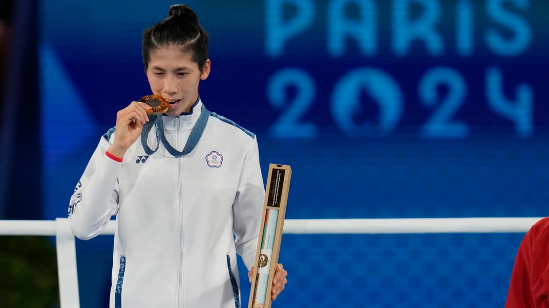 Золотая олимпийская медалистка из Тайваня Линь Ю-Тинг после победного боксерского поединка на Олимпийских играх, 10 августа 2024 года