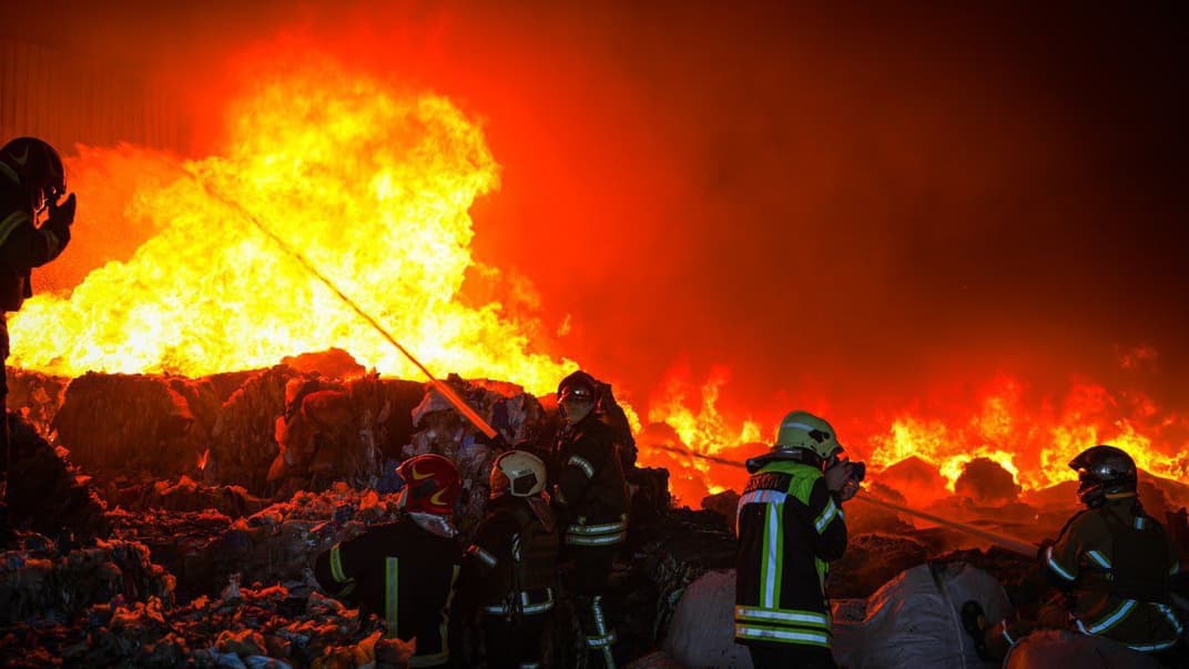 Надзвичайники ліквідовують пожежу, що виникла внаслідок ракетних обстрілів