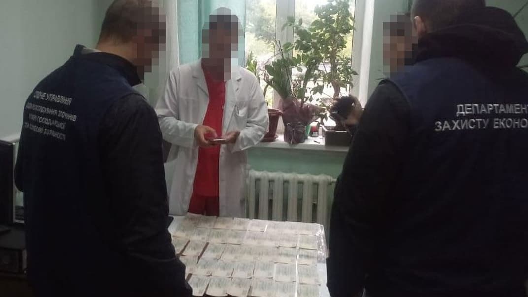В Інституті раку викрили лікарів, які вимагали хабарі в онкохворих пацієнтів 