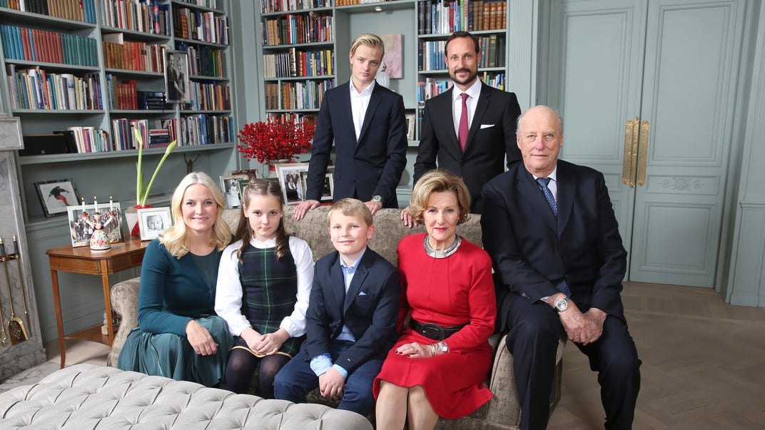 Королівська родина Норвегії. Маріус Борг Хойбі стоїть зліва позаду, поруч із кронпринцем Хоконом