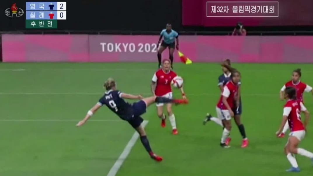 Кадр із трансляції матчу групового етапу з жіночого футболу між Великою Британією та Чилі, який відбувся 21 липня. Його показали в Північній Кореї 10 серпня